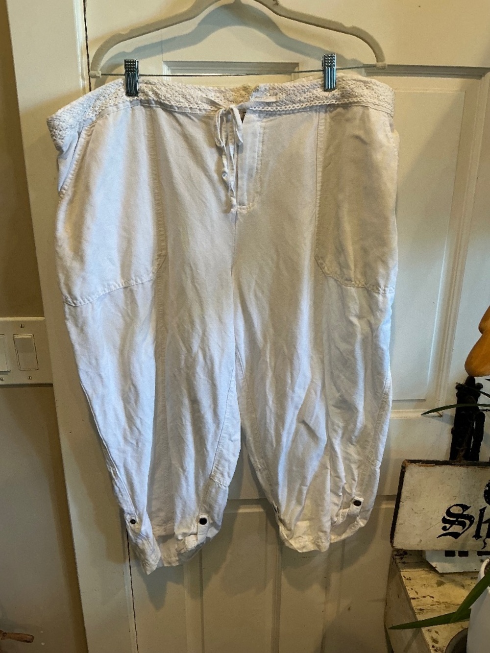Lane Bryant capri pants in pure white linen!  Plus size 22/24